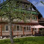 Beautiful In A Black Forest House With Conservatory شقة