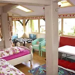 Beautiful In A Black Forest House With Conservatory شقة